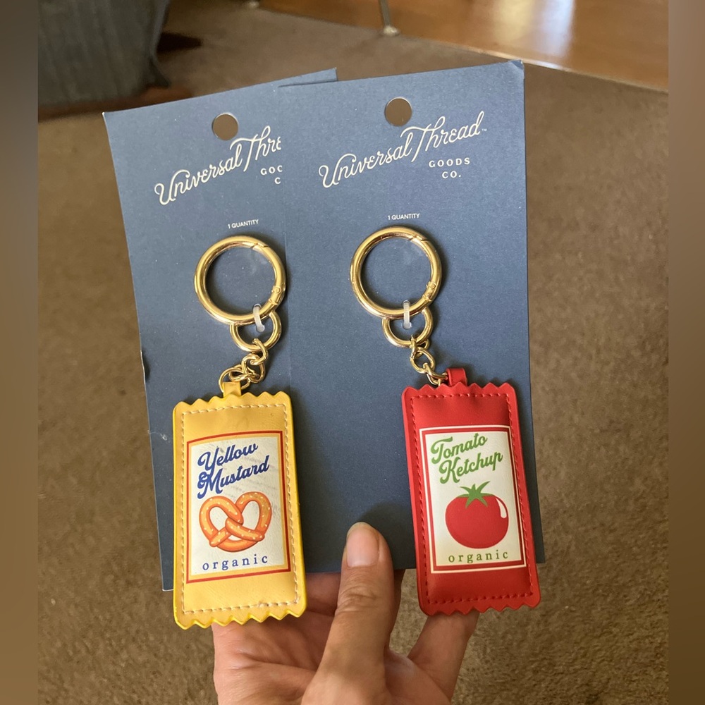 Ketchup and mustard keychain set